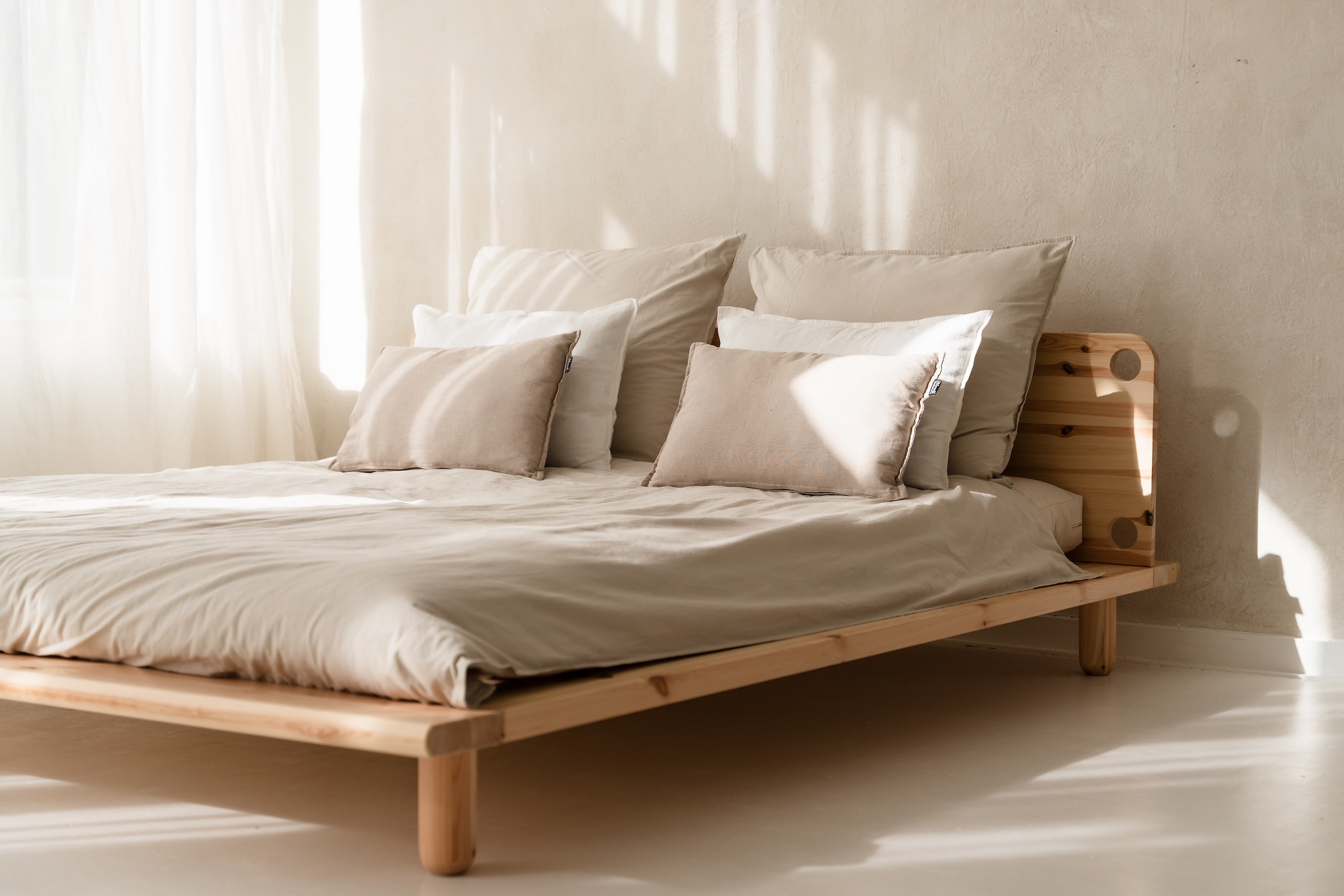 PEEK BED CLEAR LACQUERED 180 X 200 W. 2 BED LAMPS