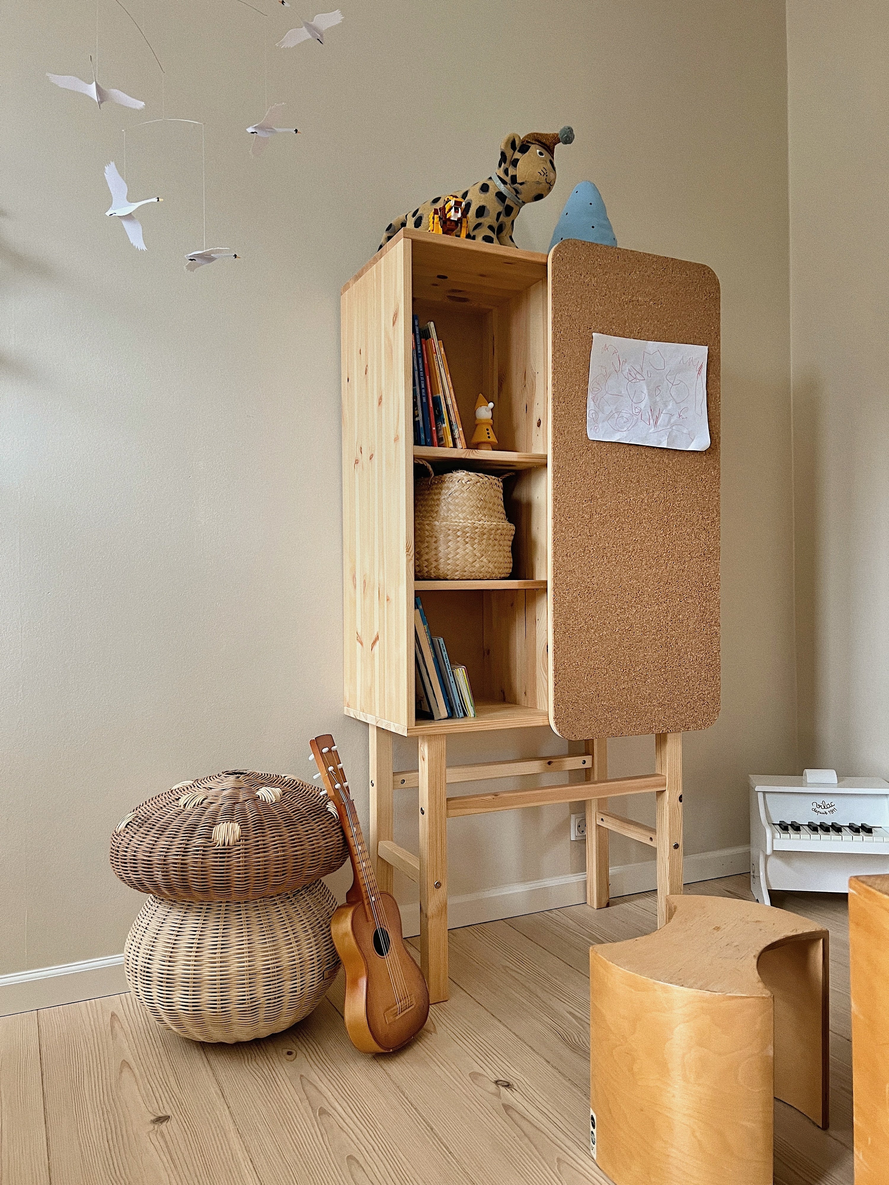 SLIDE CABINET