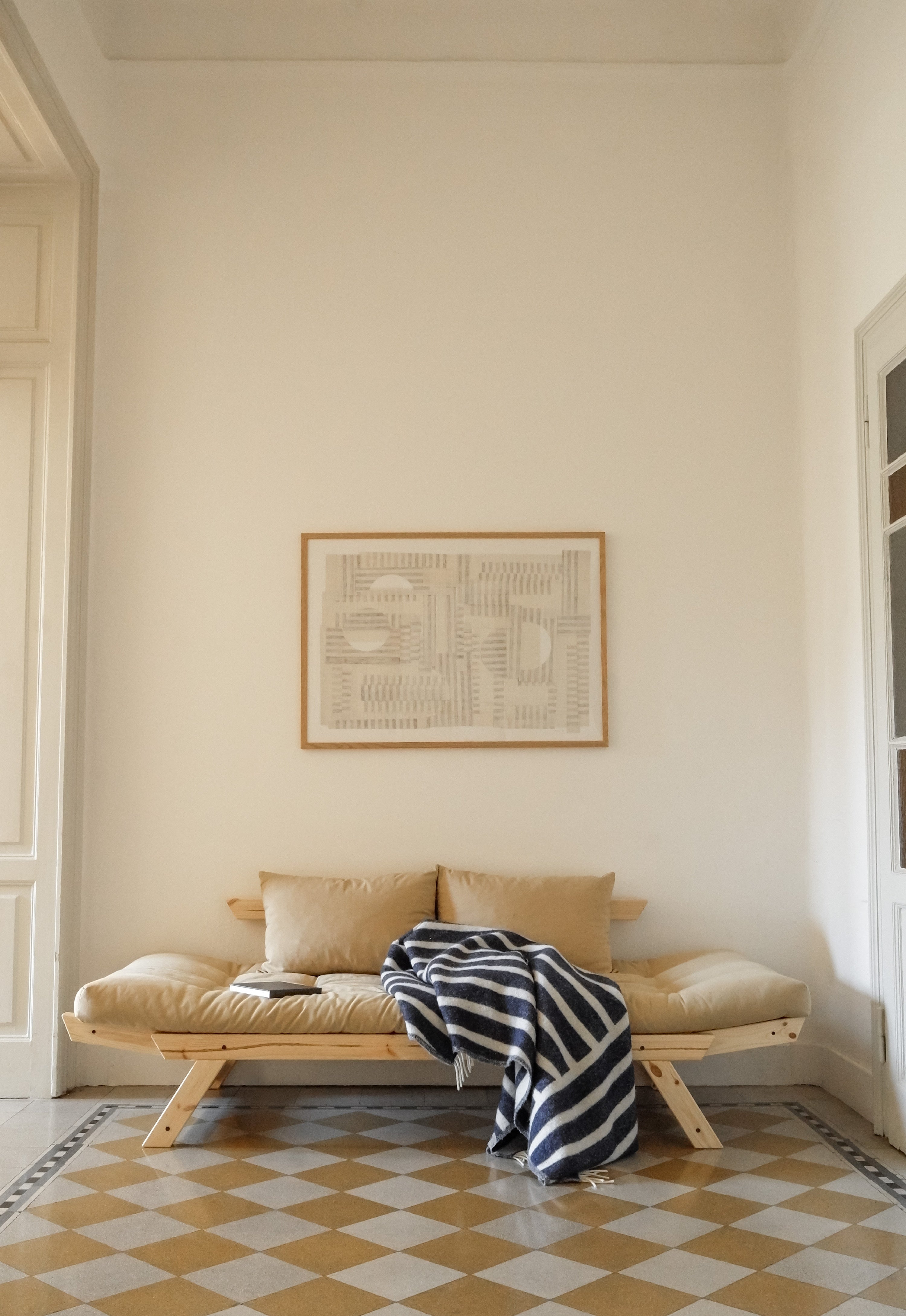 BEBOP CLEAR LACQUERED W. 4-LAYER MIXED MATTRESS WHEAT BEIGE