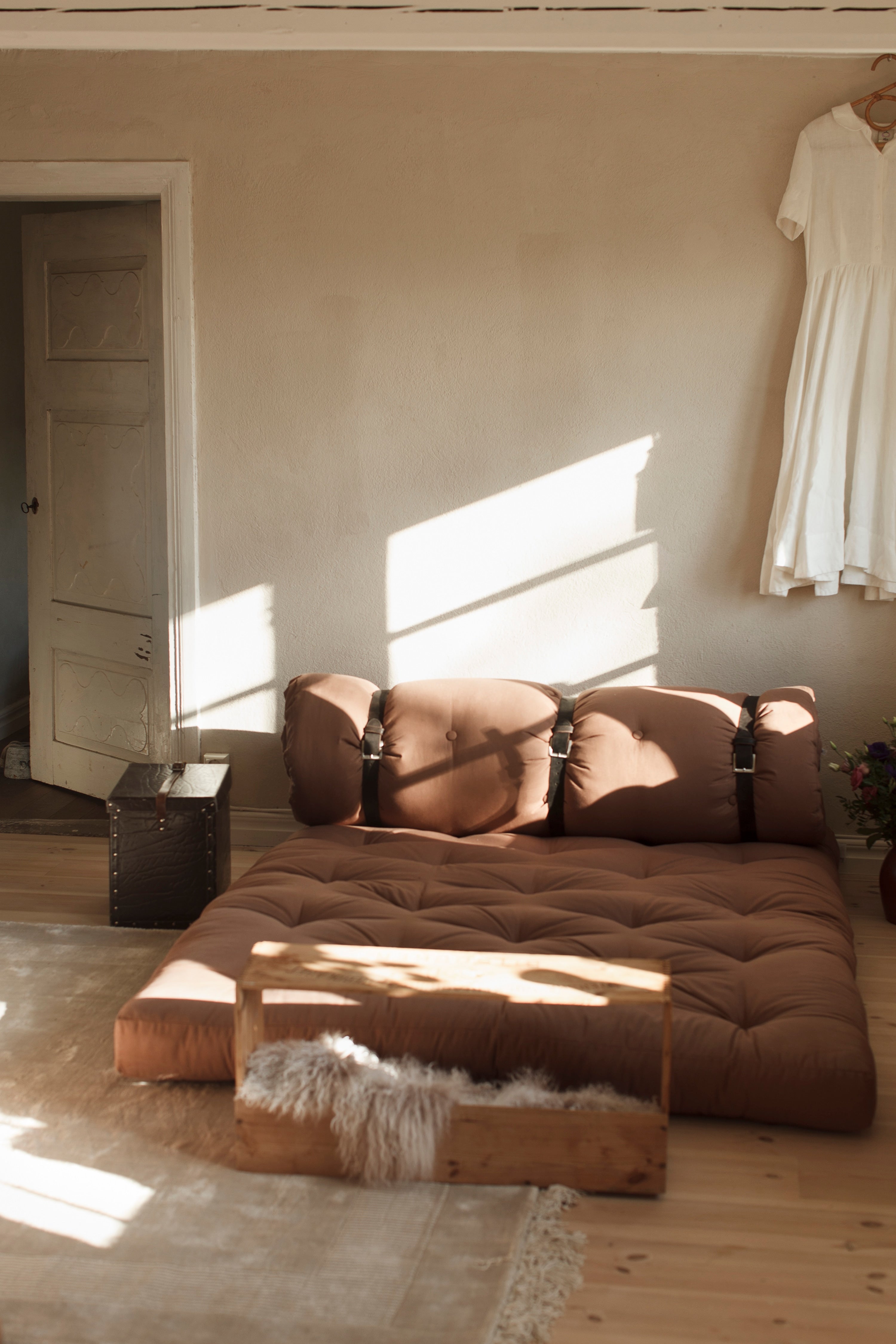 BUCKLE-UP SOFA NATURAL W. 3 BROWN LEATHER BELTS