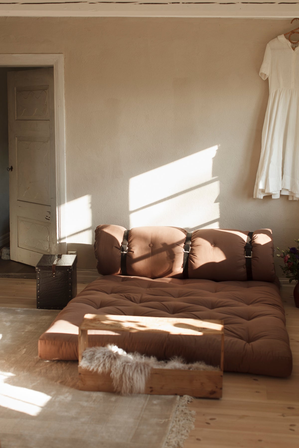 BUCKLE-UP SOFA BEIGE W. 3 BROWN LEATHER BELTS