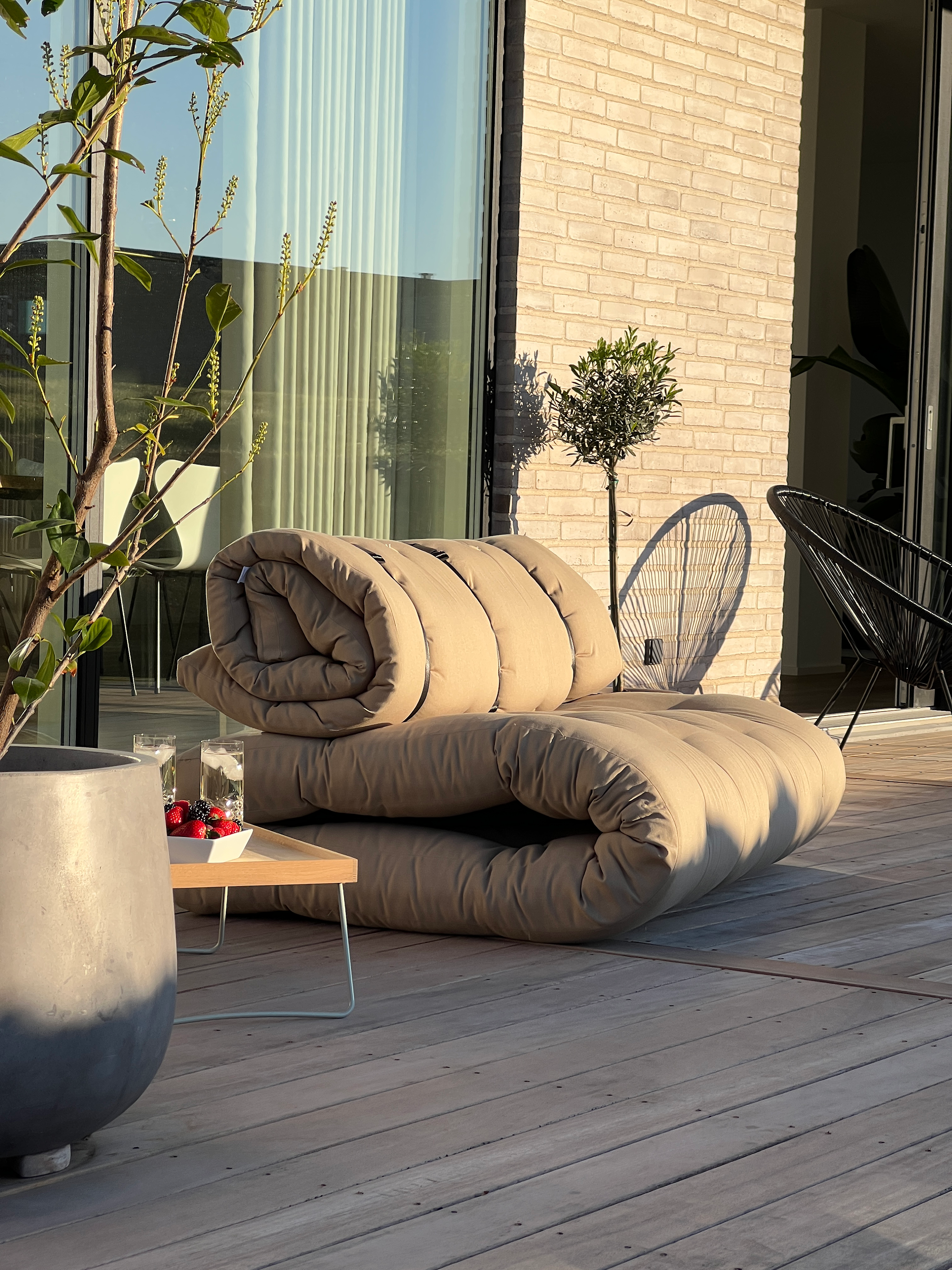 BUCKLE-UP SOFA OUT™ WHITE W. 3 BLACK NYLON BELTS