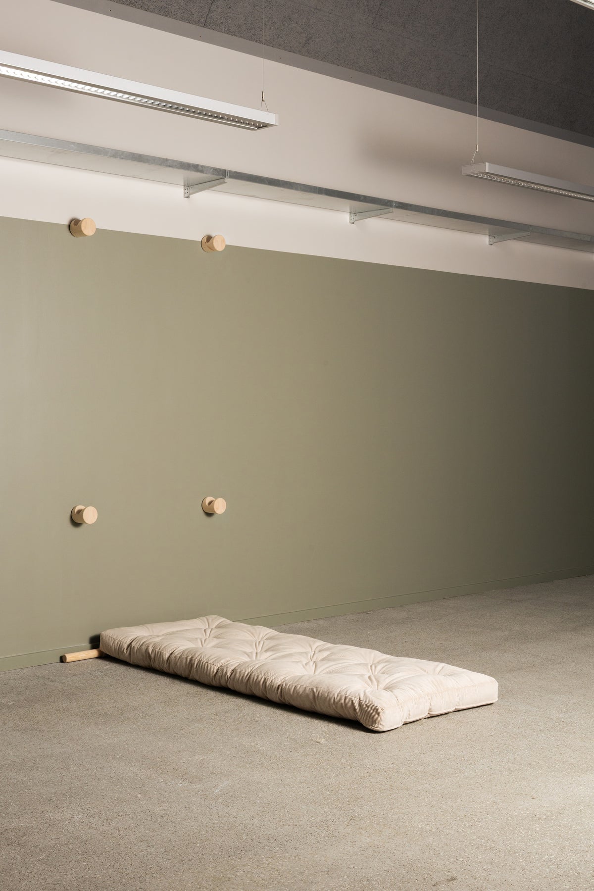 HOOKED RAW 75 x 200 W. BRAVO MATTRESS OLIVE GREEN