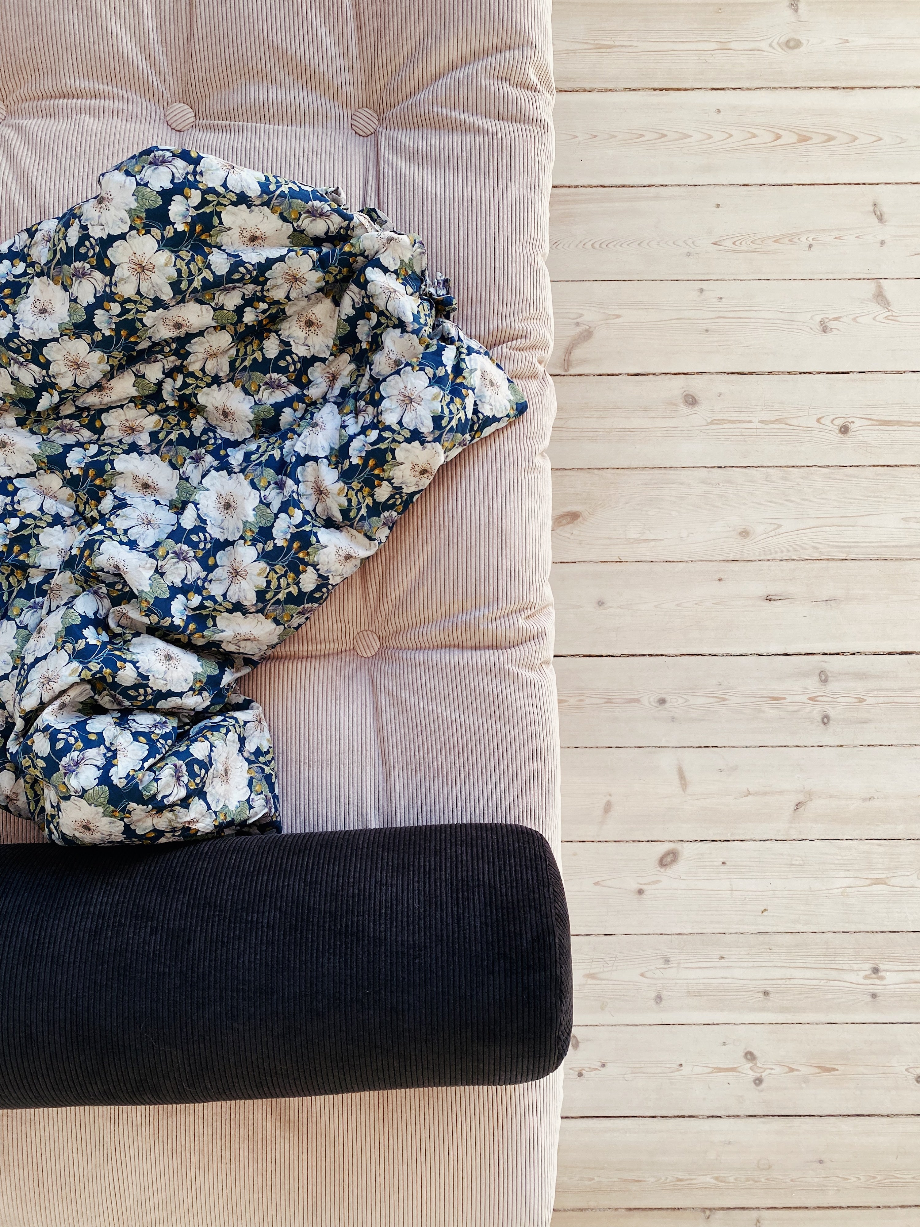 NEXT DAYBED CLEAR LACQUERED W. 4-LAYER MIXED MATTRESS CHARCOAL