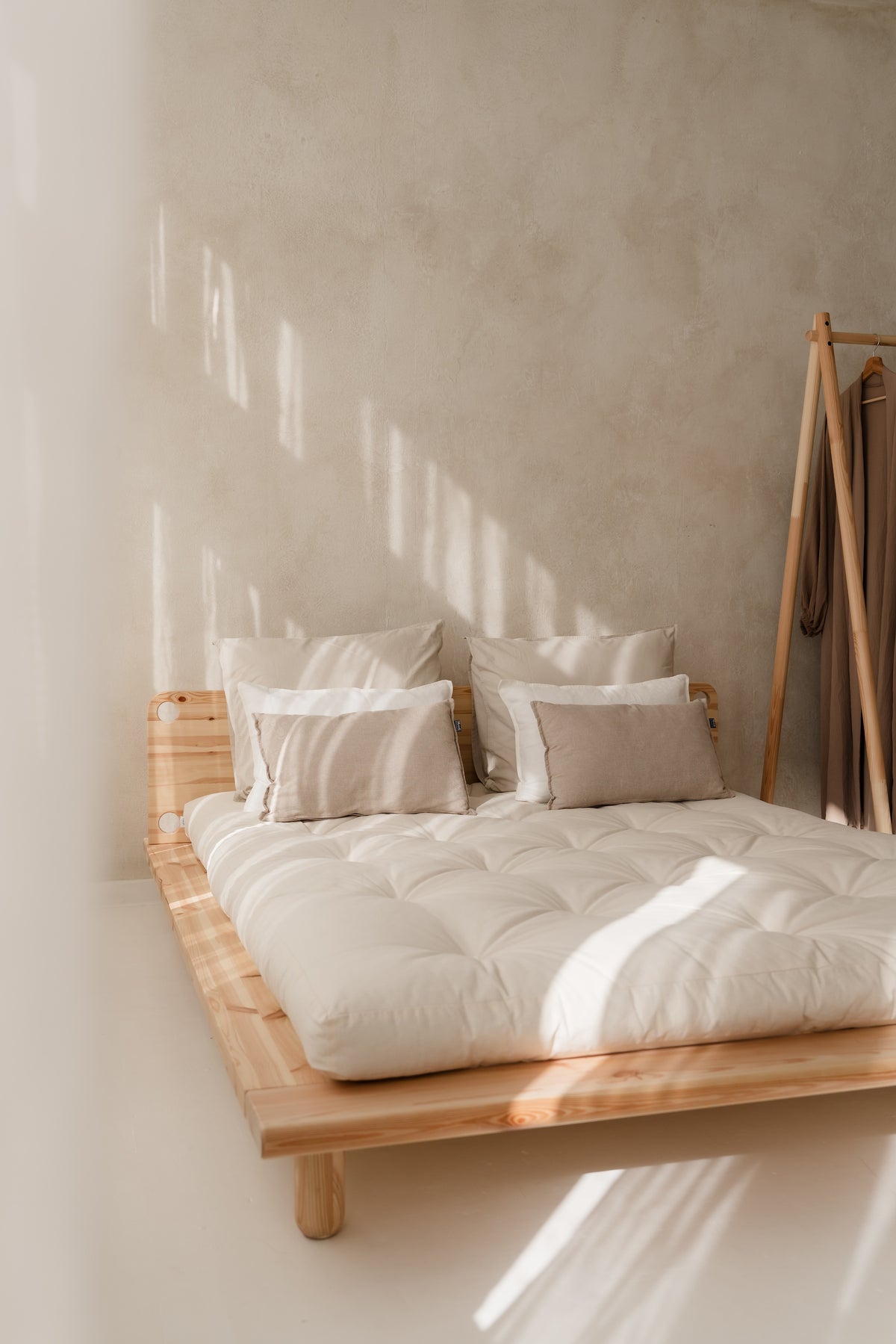 PEEK BED CLEAR LACQUERED 180 X 200 W. 2 BED LAMPS