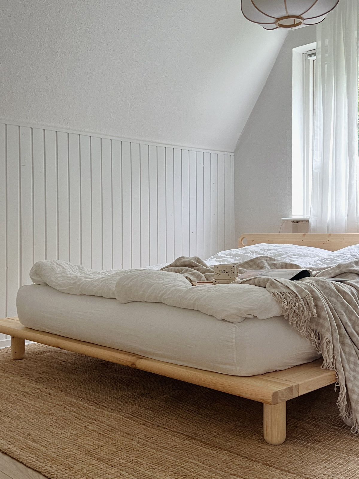 PEEK BED CLEAR LACQUERED 180 X 200 W. 2 BED LAMPS