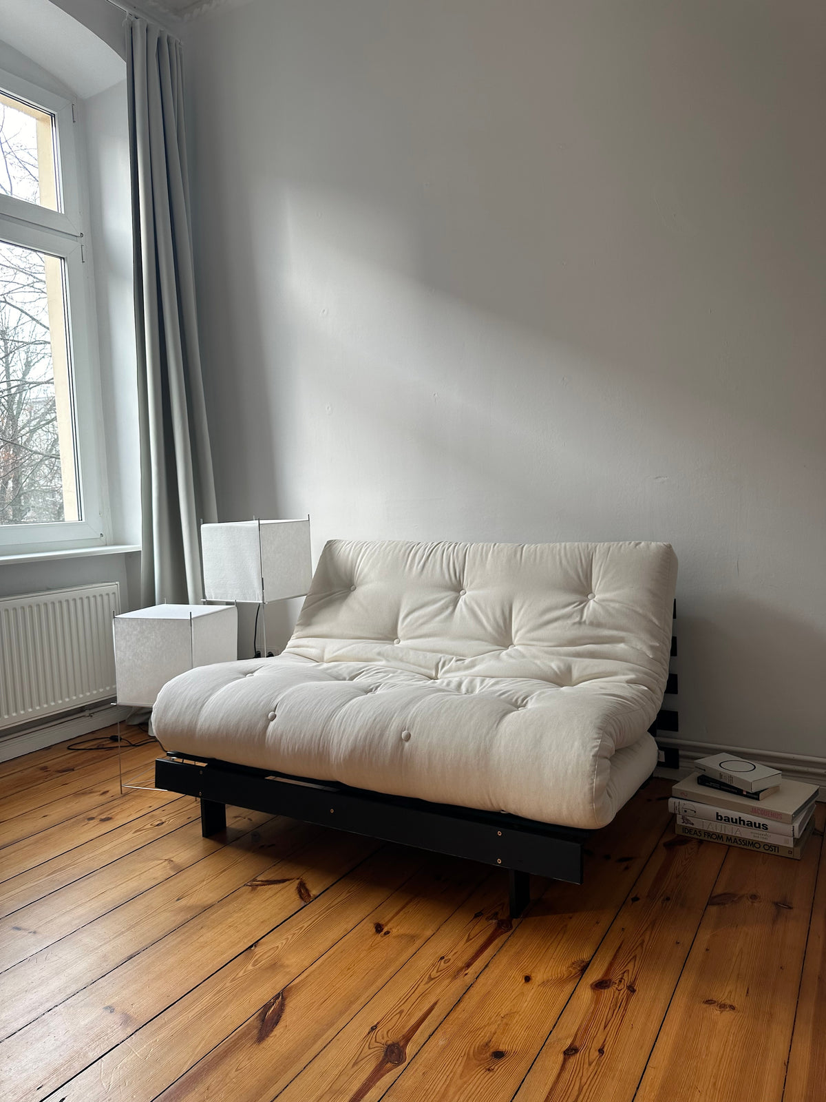 ROOTS BLACK NIGHT LACQUERED 140 X 200 W. ROOTS MATTRESS BEIGE