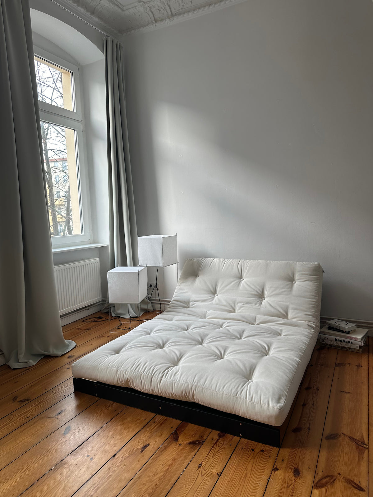 ROOTS BLACK NIGHT LACQUERED 140 X 200 W. ROOTS MATTRESS BROWN