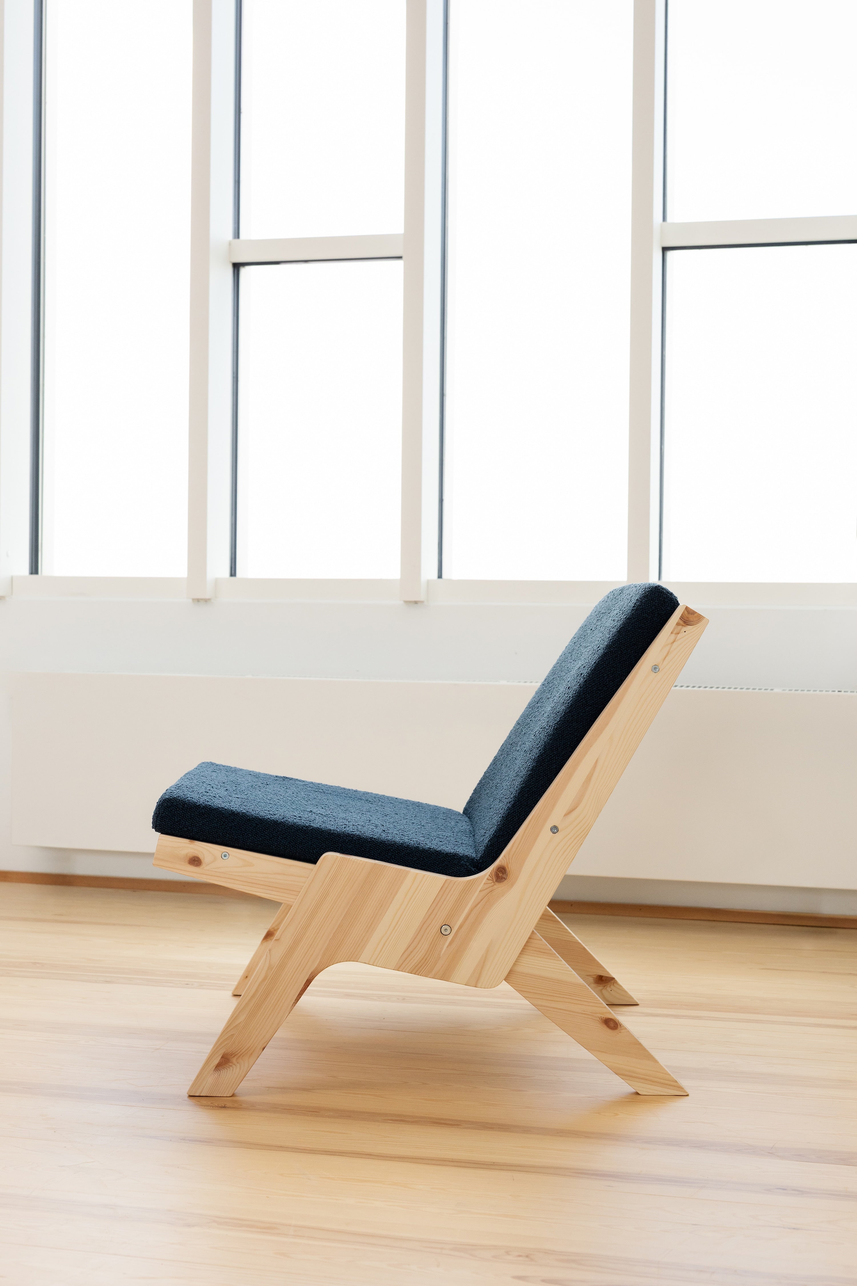 SWAY LOUNGE CHAIR RAW W. OXFORD BLUE MATTRESS