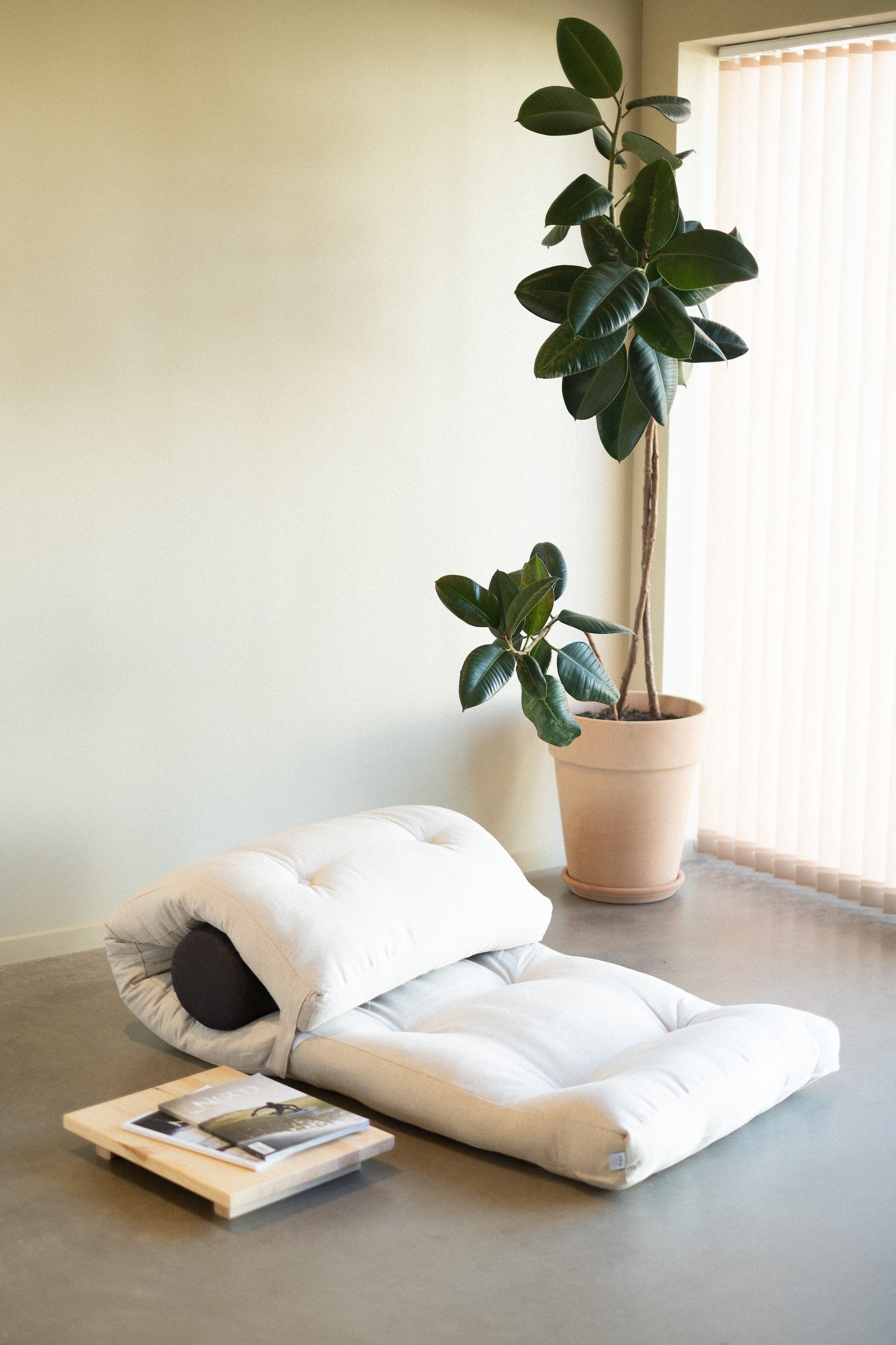 WRAP BROWN W. 1 CUSHION DARK GREY